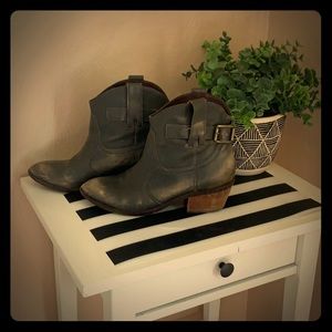 Lucky Brand size 7 Distressed Ankle Boots In Gray